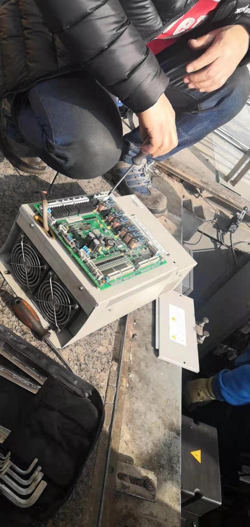 電梯門機變頻器故障與維修，電梯門機變頻器調試視頻